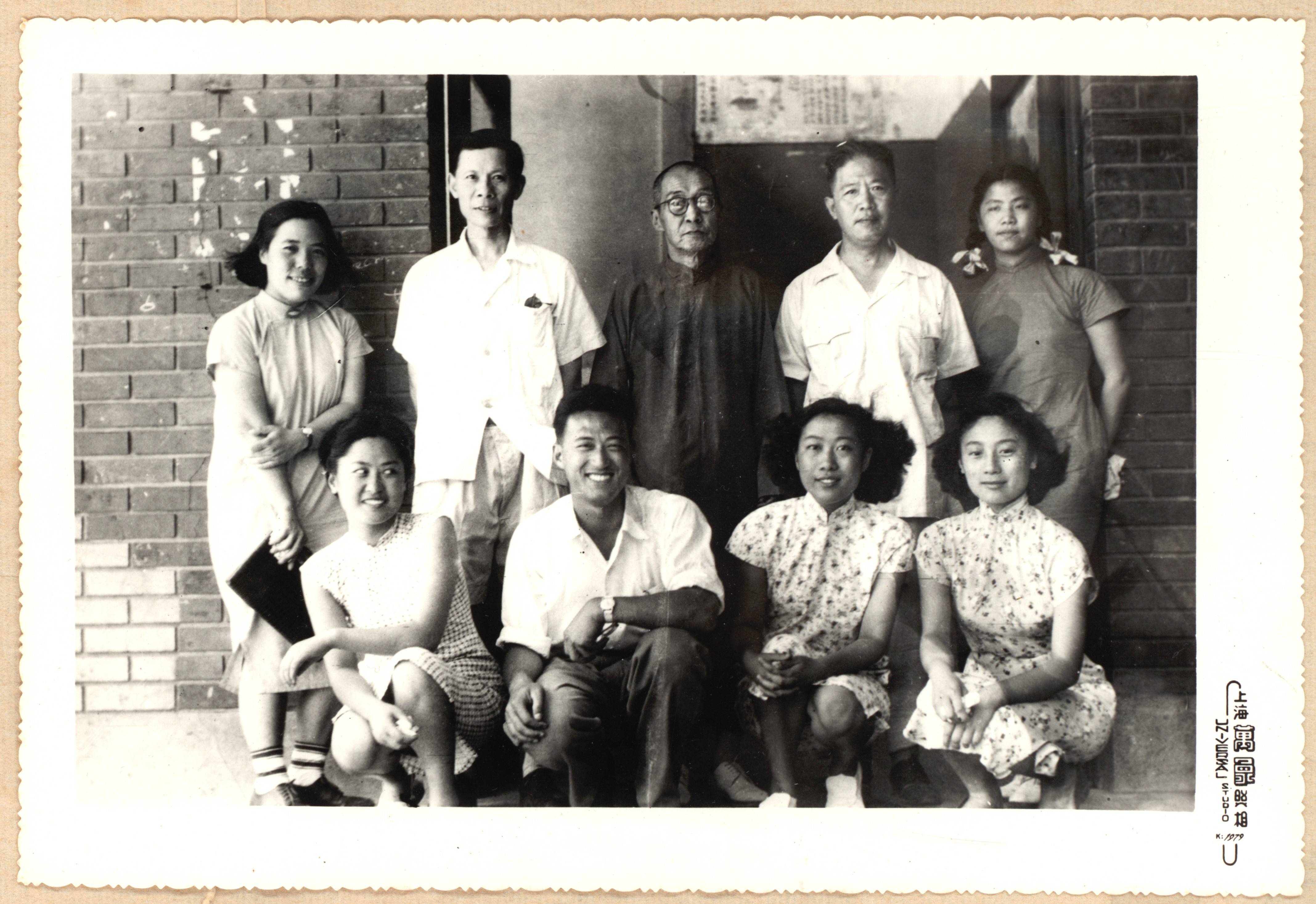 1946年，与言心哲（左）、应成一（右）及诸生合影于光华大学.JPG